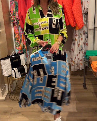 V-ringad topp med bokstavstryck