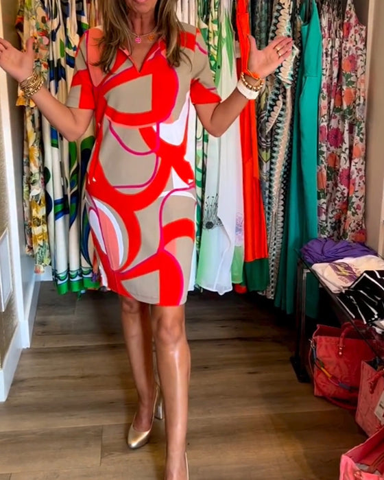 Rak klänning med tryck och V-ringning