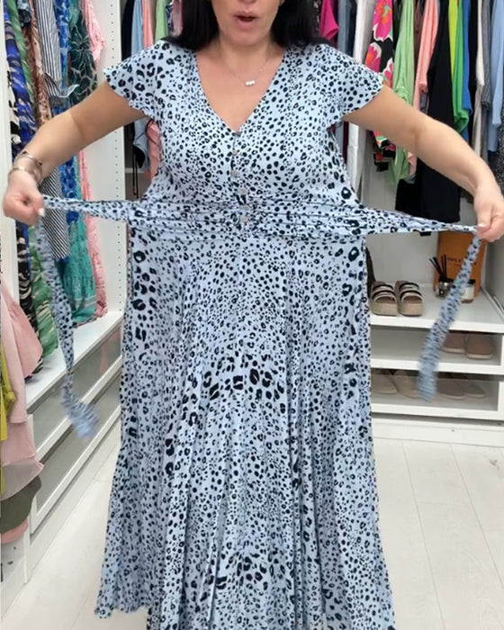 Kortärmad klänning med V-ringning