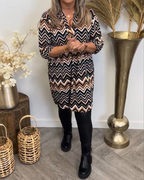 V-ringad klänning med vågmönster