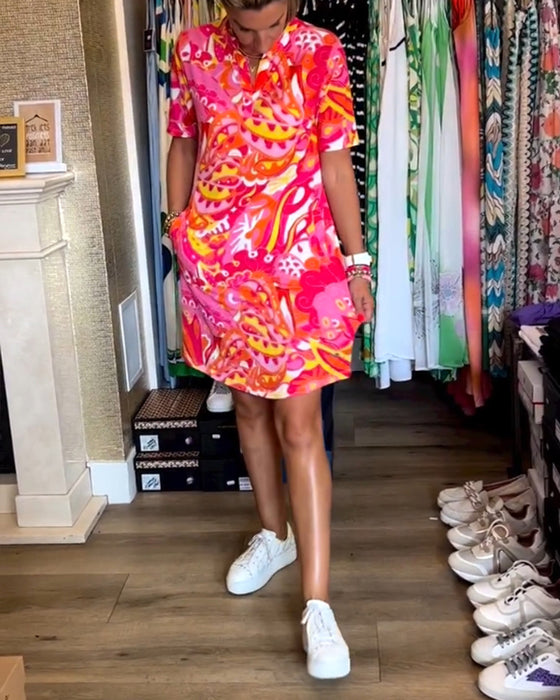 Klänning med fickor och tryck och korta ärmar