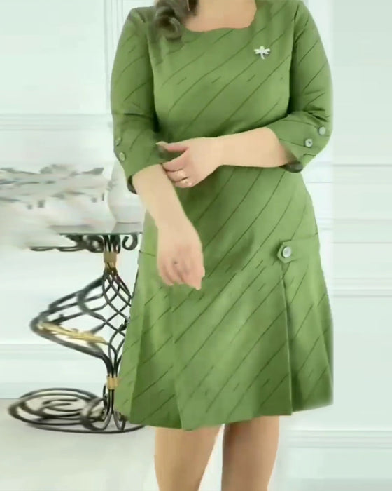 Elegant klänning med rund hals och tryck