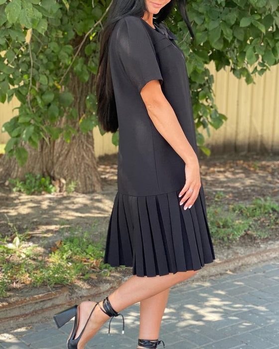 Klänning med korta ärmar och veckade paneler