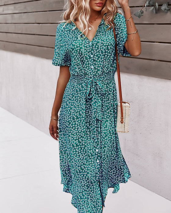 Klänning med korta ärmar, napp i midjan och blommönster