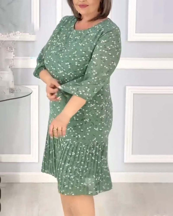 Elegant lapptäckt veckad klänning med tryck