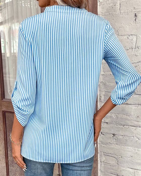 V-ringad avslappnad blus med randigt tryck