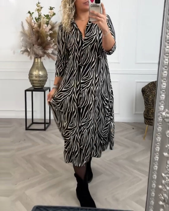 Avslappnad klänning i lapel med zebratryck