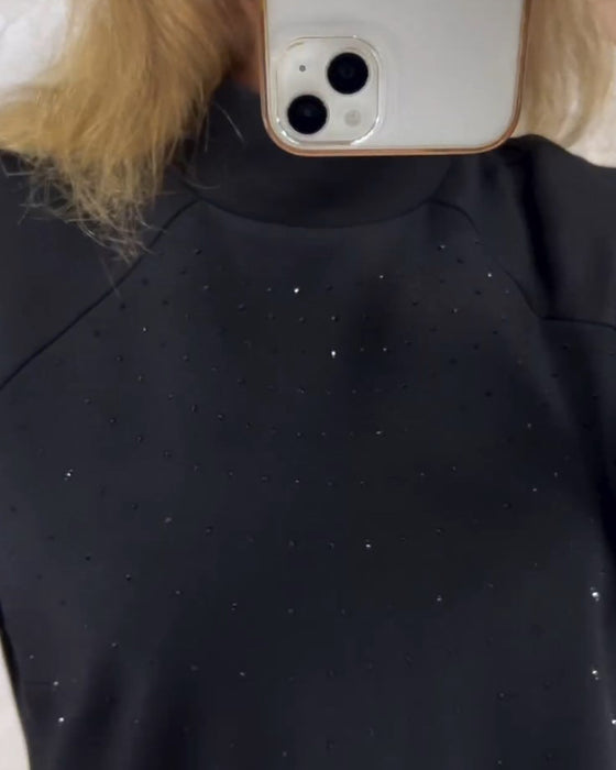 Veckad enfärgad klänning med hög krage