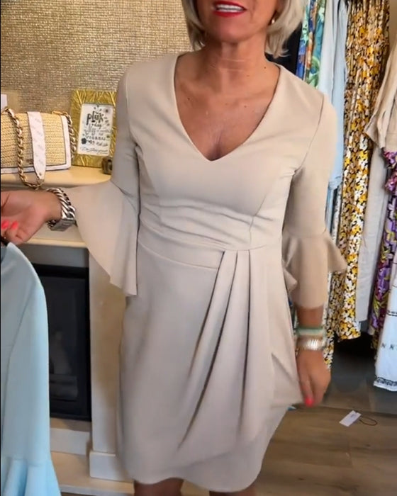 V-ringad veckad klänning med klockärm