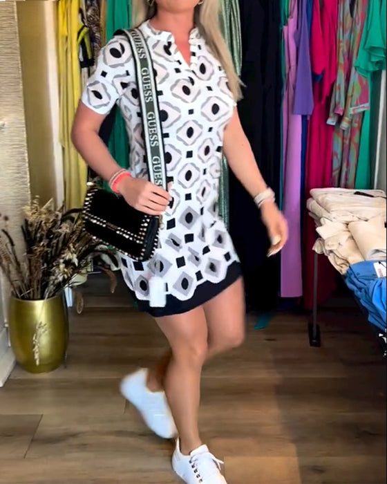 V-ringad kortärmad klänning med tryck