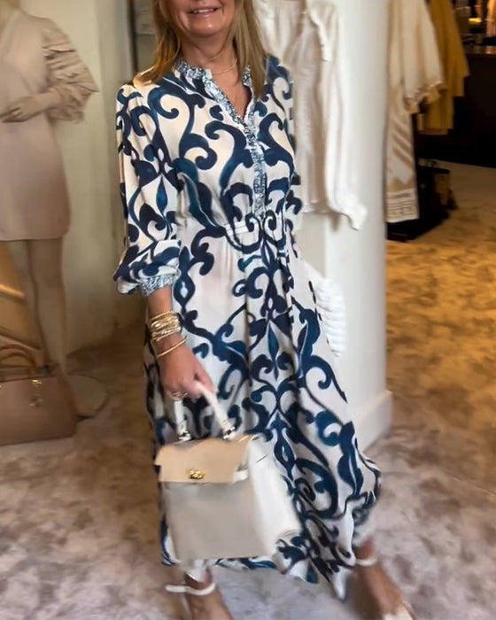 Lös klänning med tryck och V-ringning