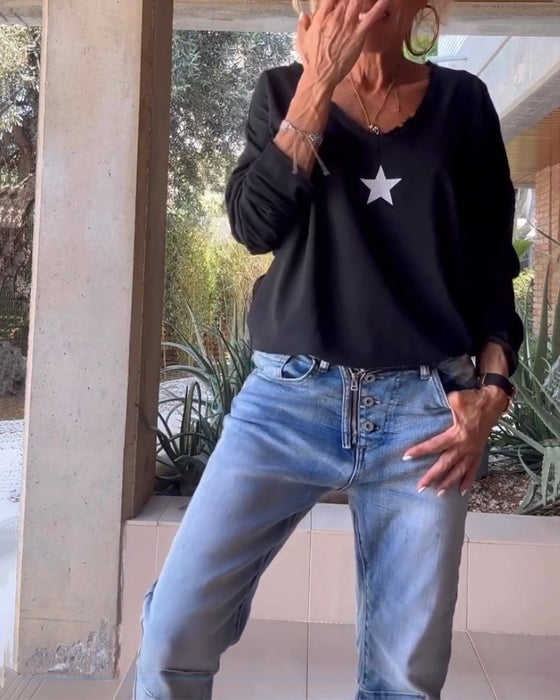 Topp med stjärntryck och V-ringning