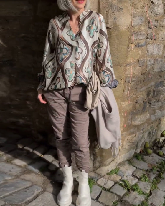 Blus med retrostil och långa ärmar