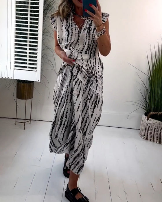 V-ringad klänning med flugärm och tryck