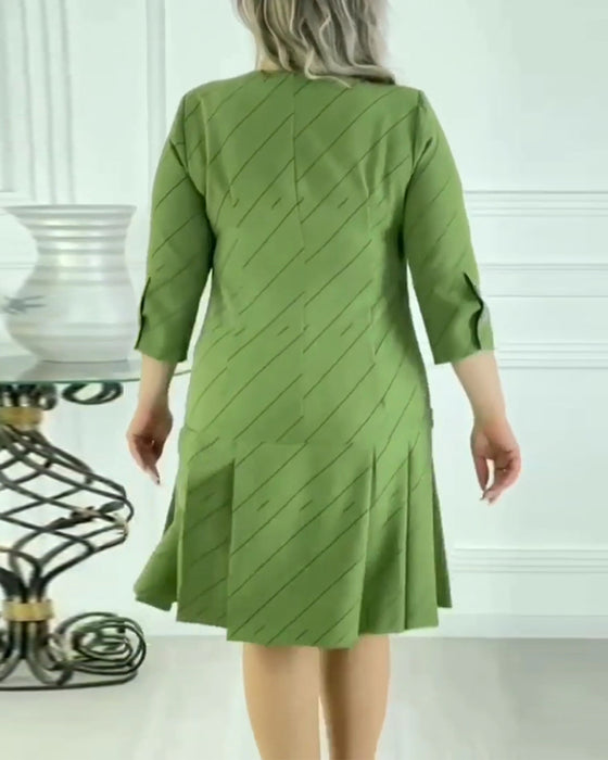 Elegant klänning med rund hals och tryck