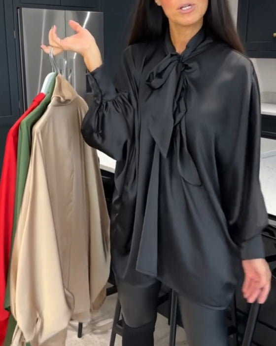 Enfärgad och elegant blus med bandkrage