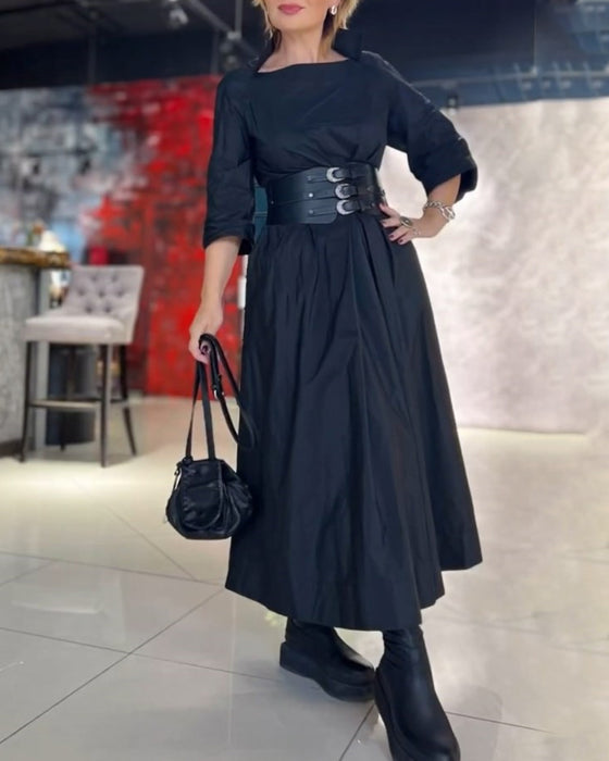 Elegant Enfärgad Klänning Med Fyrkantig Hals