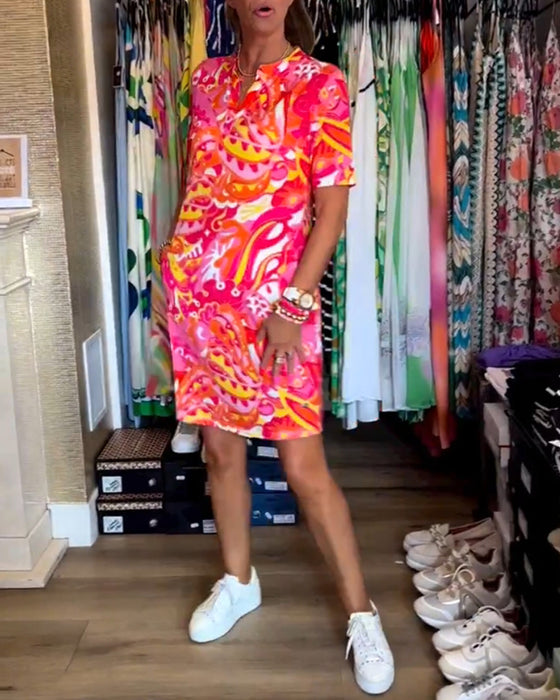 Klänning med fickor och tryck och korta ärmar