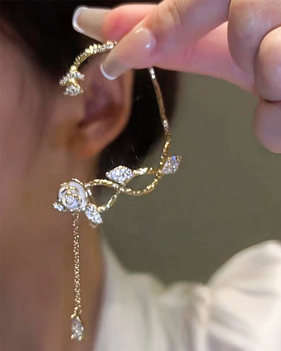 Orhängen med rosform med tofs