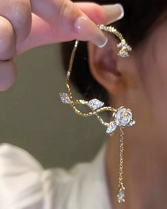 Orhängen med rosform med tofs